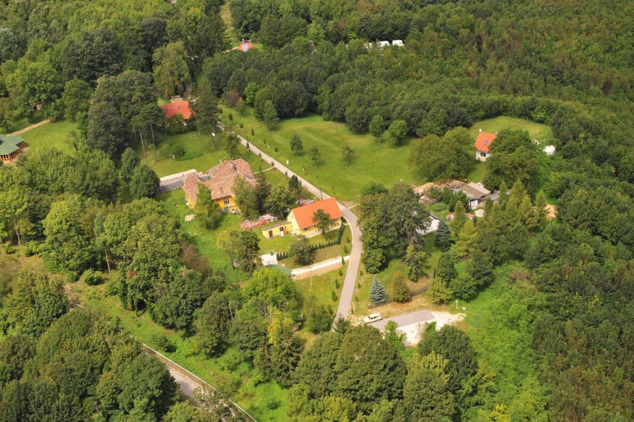 Nagy-Magyarorszag Park Bed & Breakfast Isztimer ภายนอก รูปภาพ
